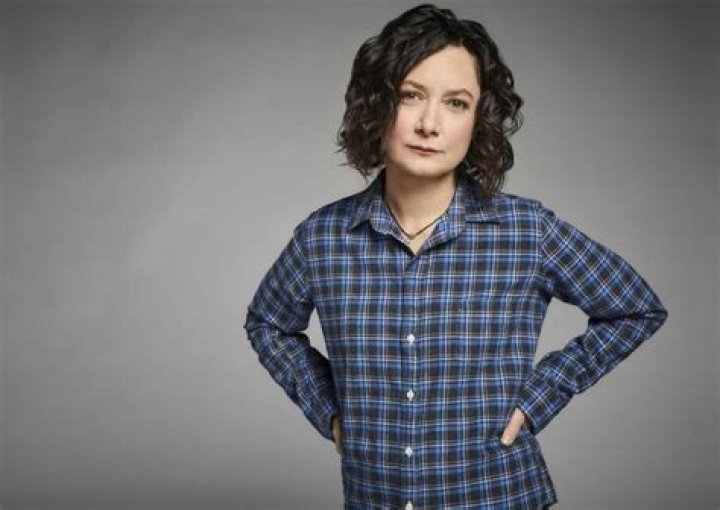 What is Sara Gilbert's Net Worth? Exploring the Wealth of a Renowned Actress and Producer